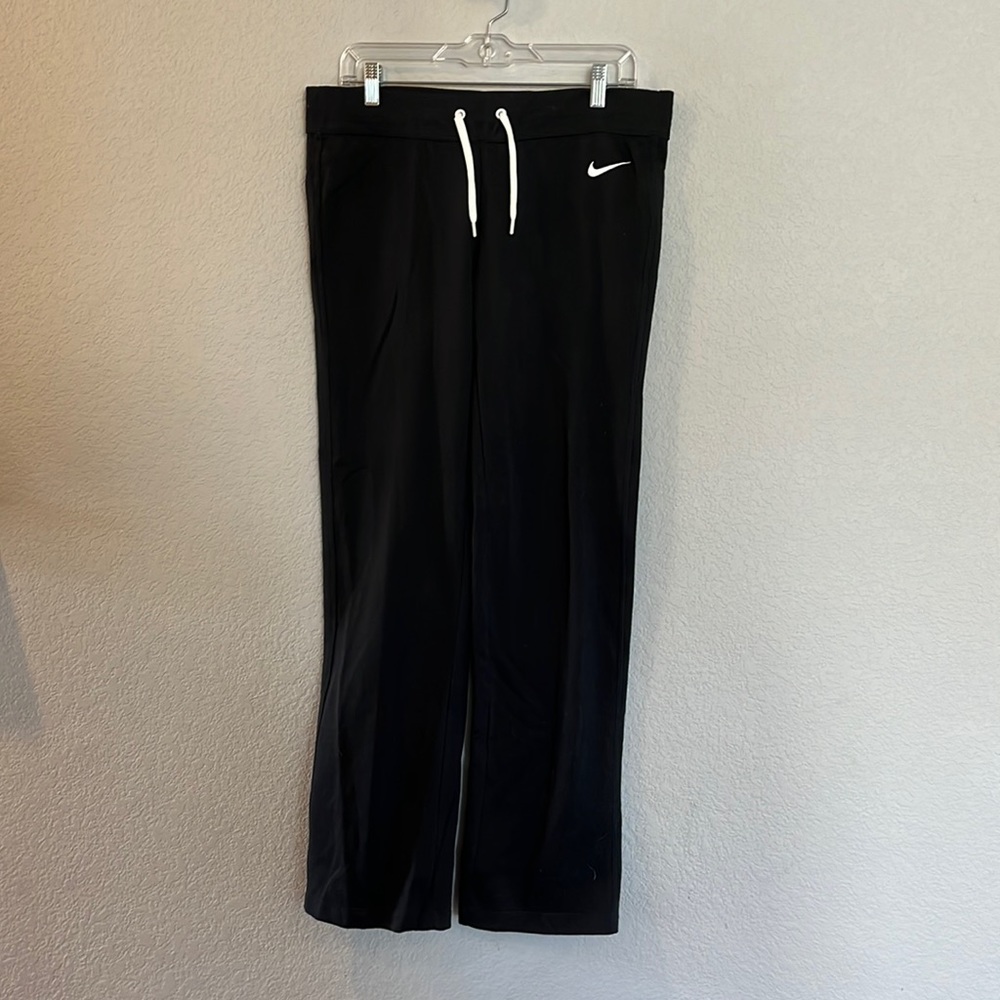 Nike. NWT. M. Black pants with drawstring.